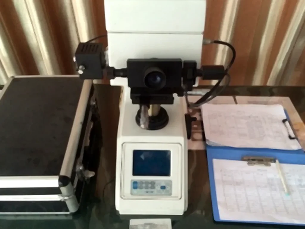 Force testing benches and measuring instruments